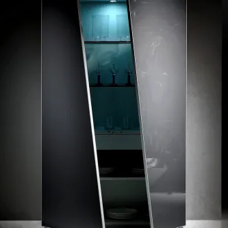 Móvel bar Cristal II alto em vidro e madeira com portas espelhadas e prateleiras iluminadas