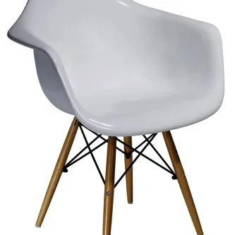 Cadeira Eiffel branca com assento moldado, pés de madeira e armação metálica preta