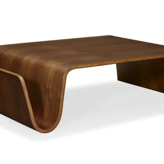 Mesa de centro em madeira com design curvo e superfície contínua