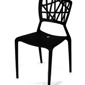 Cadeira Alenquer preta com assento liso e encosto recortado em padrão geométrico