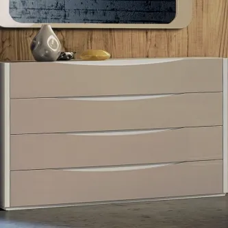 Cómoda Charles bege com quatro gavetas, puxadores integrados e objetos decorativos