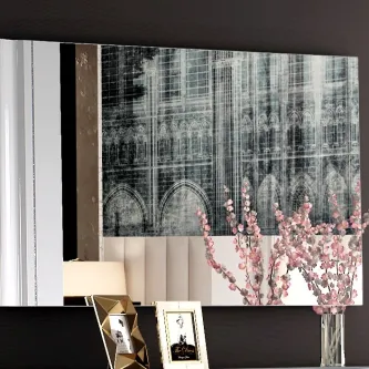 Espelho Royal retangular com moldura prateada, refletindo painel arquitectónico e ramo florido