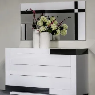 Cômoda com espelho Art branca, três gavetas e dois vasos com flores