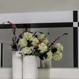 Espelho Art com duas jarras brancas e ramos de flores verdes e rosas