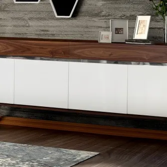 Aparador Hessa branco com tampo e prateleira em madeira e detalhes cromados.