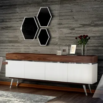 Aparador Hessa branco com tampo em madeira e espelhos hexagonais na parede