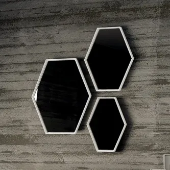 Espelhos Hessa com três peças hexagonais e moldura branca sobre parede cinzenta texturada