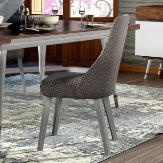 Cadeira Hessa estofada cinzenta com padrão chevron e pernas cinzentas