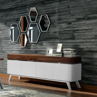 Aparador branco com tampo de madeira e conjunto de espelhos hexagonais