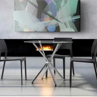 Mesa de vidro Genova redonda com base cromada em X, duas cadeiras e lareira ao fundo
