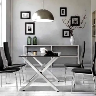 Mesa de vidro Max com tampo transparente e base metálica em X, quatro cadeiras pretas