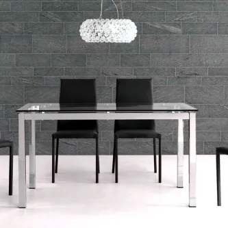 Mesa de vidro Piamonte com pés cromados, tampo transparente e duas cadeiras pretas
