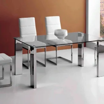 Mesa de vidro Stela Plus com tampo transparente e pés cromados e cadeiras brancas