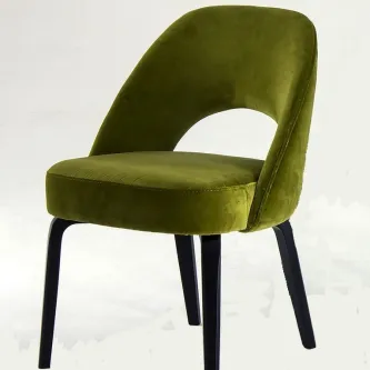 Cadeira Elegant verde oliva com encosto recortado, estofado aveludado e pés pretos
