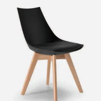 Cadeira Aaron preta com assento curvo e pés em madeira clara