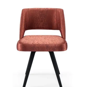 Cadeira Paris em tecido terracota com assento acolchoado e pernas pretas