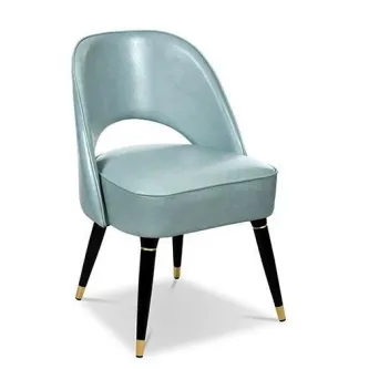Cadeira Amesterdao estofada verde-água com assento almofadado e pernas pretas com pontas douradas