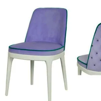 Cadeirão Porto estofado roxo com pernas brancas e remate verde-escuro