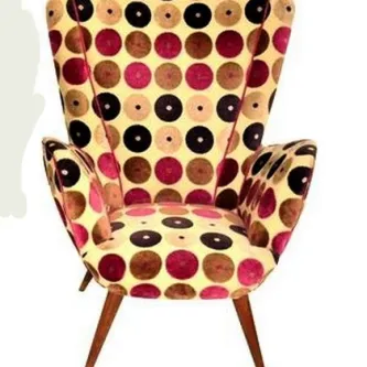 Cadeirão Viena estofado com padrão de círculos vermelhos, pretos e bege e pernas de madeira