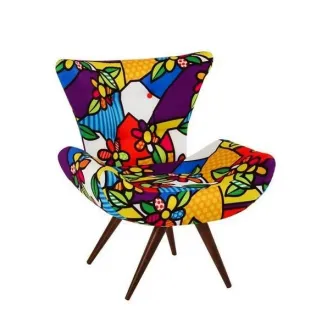 Cadeirão Ankara estofado com padrão colorido floral e pés de madeira inclinados