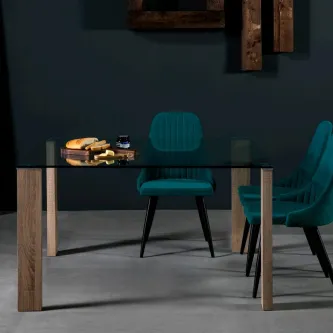 Mesa de vidro com tampo transparente e pernas em madeira e cadeiras verdes