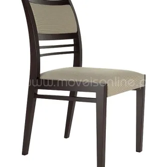 Cadeira Cassis C11 em madeira escura com assento e encosto estofados bege