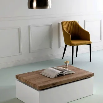 Mesa de centro Helen com tampo em madeira, base branca, livro aberto e cadeira amarela