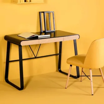 Secretária Astrid com tampo negro brilhante, estrutura metálica e cadeira amarela