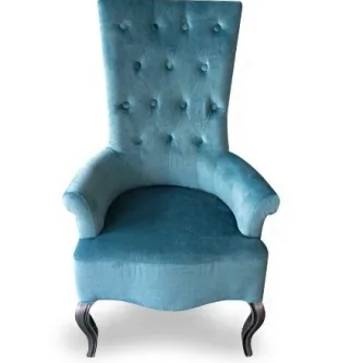 Cadeirão veludo turquesa com encosto alto capitonado e pés de madeira curvos