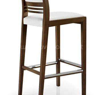 Banco Bar Cassis em madeira castanha com assento branco, encosto de ripas e apoio metálico.