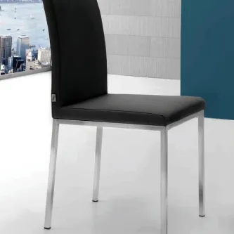 Cadeira Kiss preta com encosto alto, assento estofado e pernas metálicas