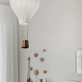 Candeeiro de teto em forma de balão branco com cesto de vime suspenso