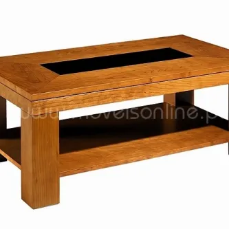 Mesa de centro aba larga em madeira clara com inserto preto e prateleira inferior