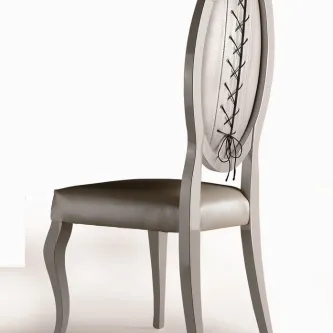 Cadeira Exclusive estofada bege, costas altas com atilhos decorativos e pés curvos
