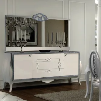 Aparador branco com espelho rectangular, castiçais prateados e decoração clássica