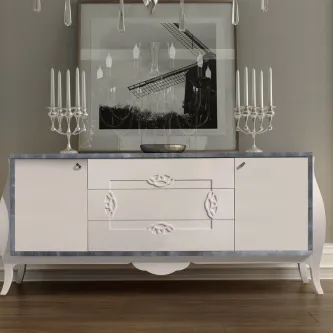 Aparador Exclusive branco com gavetas decoradas e castiçais sob quadro