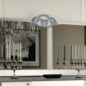 Moldura Exclusive Grande em espelho retangular com moldura prateada e reflexo de candeeiro