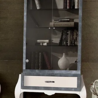 Vitrine de vidro alta com prateleiras, livros e vaso decorativo branco