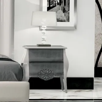 Mesa de cabeceira Splendid 2 gavetas em madeira com entalhe decorativo e candeeiro