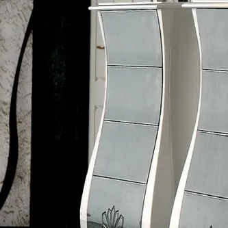 Camiseiro Splendid branco com frentes curvas espelhadas e ornamento floral