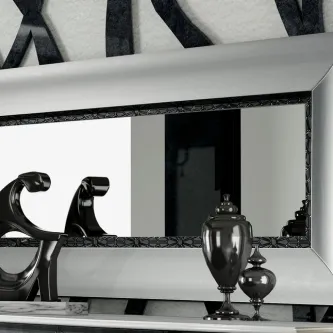 Espelho Splendid Grande retangular com moldura prateada e objectos decorativos no aparador