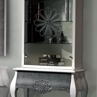 Vitrine Splendid branca com vidro, prateleiras e decoração com livros e objectos