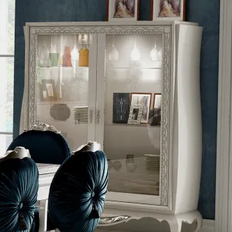 Vitrine 2 portas Nila branca com moldura ornamentada, portas de vidro e luz interior