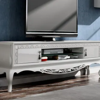 Movel TV Nila branco entalhado com prateleira, aparelho e televisão.