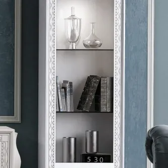 Vitrine 1 porta Nila branca com prateleiras de vidro e objetos decorativos