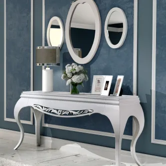 Consola Nila branca com pernas curvas, três espelhos redondos, candeeiro e vaso de flores