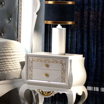 Mesa de cabeceira Nila branca com gavetas decoradas a dourado e candeeiro preto