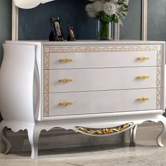 Cómoda Nila branca ornamentada com puxadores dourados e pernas curvas