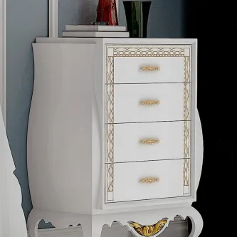 Camiseiro Nila branco com quatro gavetas, puxadores dourados e ornamentos laterais