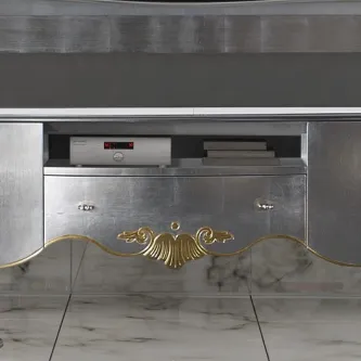 Movel tv khyara prateado com ornamento dourado e prateleira com aparelho